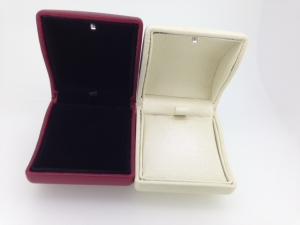 Коробка для упаковки серьги/запонки с подсветкой, кожзам, размеры 8,0х7,0х5,5см. Цвет: бордо, бежевый, молочный