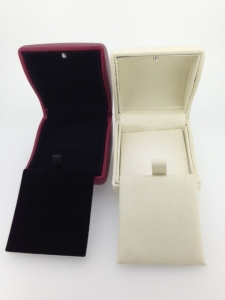 Коробка для упаковки серьги/запонки с подсветкой, кожзам, размеры 8,0х7,0х5,5см. Цвет: бордо, бежевый, молочный