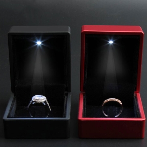 Коробка для упаковки кольца с подсветкой, пластик, размеры 6,5х6,0х4,5см, красный