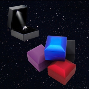 Коробка для упаковки кольца с подсветкой, пластик, размеры 6,5х6,0х4,5см, красный